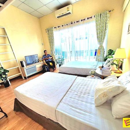Hostel Ez Sleep @ Ratchada 19 Bangkok Exterior foto