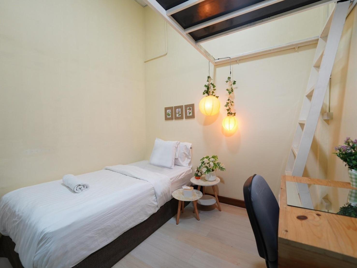 Hostel Ez Sleep @ Ratchada 19 Bangkok Exterior foto