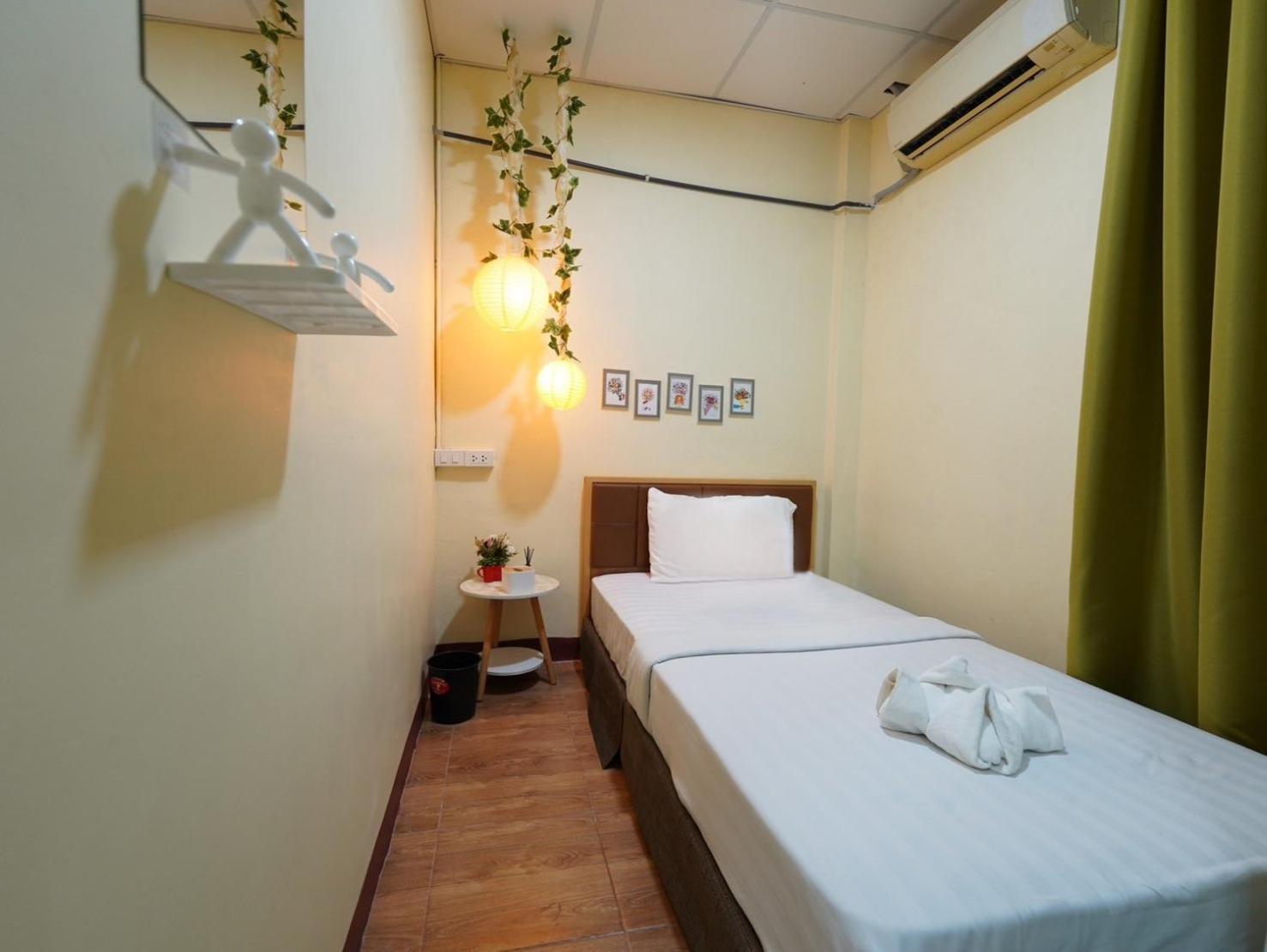 Hostel Ez Sleep @ Ratchada 19 Bangkok Exterior foto