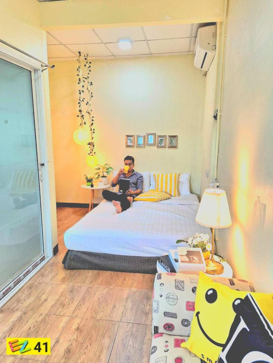 Hostel Ez Sleep @ Ratchada 19 Bangkok Exterior foto